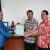 Pendeta GKPS Resort Sipituhuta I Pdt. Grubert K. D. Manihuruk menyerahkan sertifikat hak milik tanah GKPS Garingging kepada Pimpinan Sinode GKPS. (Foto: Pdt. Immanuel Sitio)